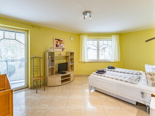 Schlafzimmer 1 mit Zugang zum Balkon