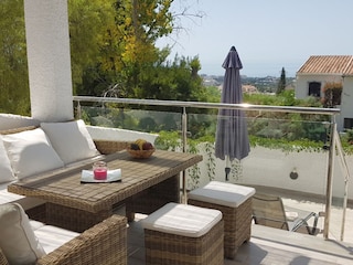 Blick von der oberen Terrasse über Nerja auf Meer