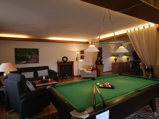 Wohnzimmer mit Billardtisch