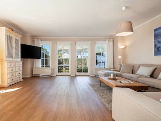 Großzüguges Wohnzimmer mit bodentiefen Sprossenfenstern