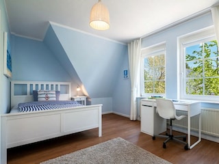 Mediteranes Kinderzimmer mit einem 140cm breiten Bett