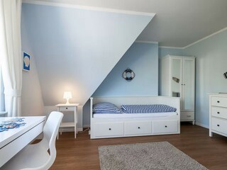 u. ausziehbares Bett auf 160cm Breite im Kinderzimmer