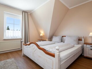 Schlafzimmer mit 180cm Doppelbett