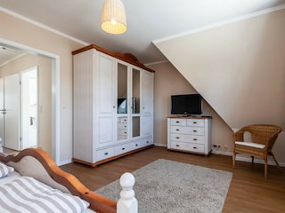 Großer Schlafzimmerschrank und 2. TV