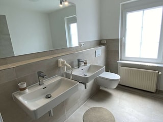 Bad mit Doppewaschbecken und großer Dusche