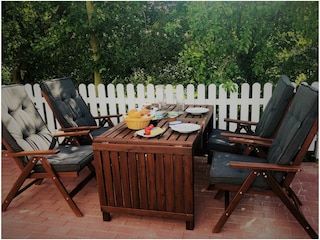 Weitere Terasse vor dem Haus (direkt am Teich)