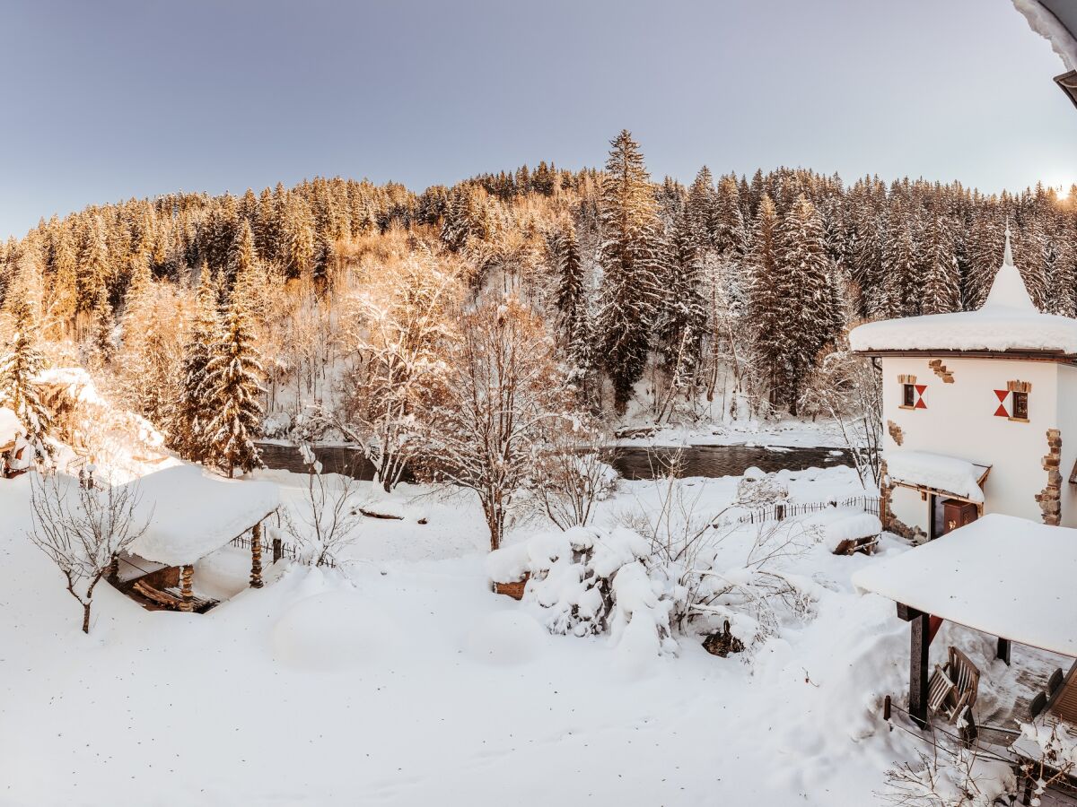 Fluss Chalet im Winter