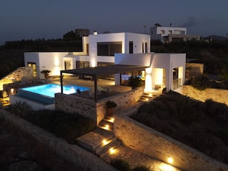 Die Villa by Night