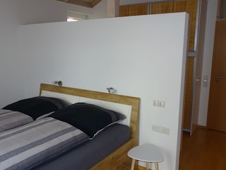 ruhiges Schlafzimmer mit komfortablem Doppelbett