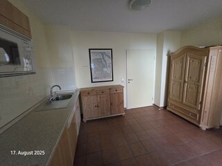 Küchenzeile mit Tür zum Wohnzimmer