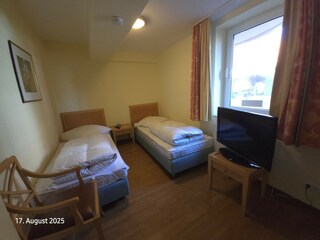 Kinderzimmer mit Fenster zum Innenhof