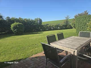 Terrassenplatz mit Blick in den Garten