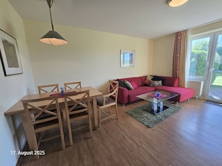 Wohnzimmer mit Blick auf die Terrasse