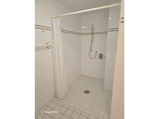 Ebenerdige große Dusche