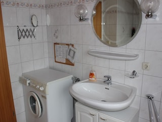 Dusche /WC im EG mit Waschmaschine ( Münzbetrieb)