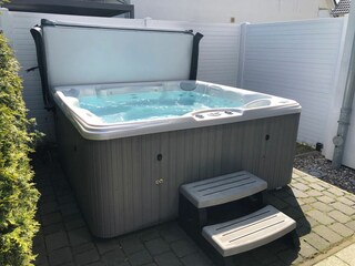 Eigener Außenwhirlpool im Garten