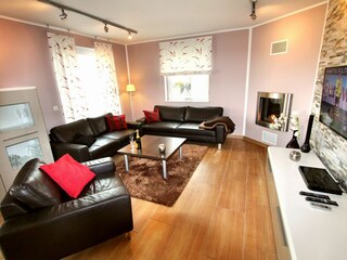 Wohnbereich mit Full-HD-TV + Sky & Gaskamin