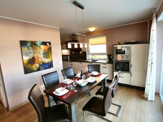 Essbereich mit Blick in die Küche