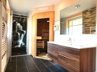 großes Badezimmer mit Sauna
