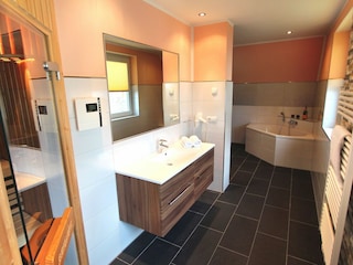 großes Badezimmer mit Sauna