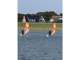 Surfkurse in der Bucht hinter dem Yachthafen