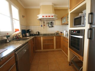 completely equipped kitchen with dish washer