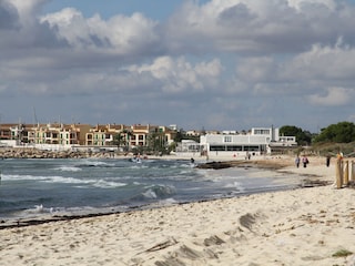 beach Sa Rápita, from autumn to spring many surfers