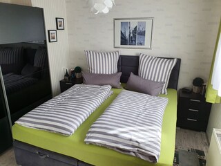 Schlafzimmer mit Boxspringbett (1.80 m x 2.00 m)