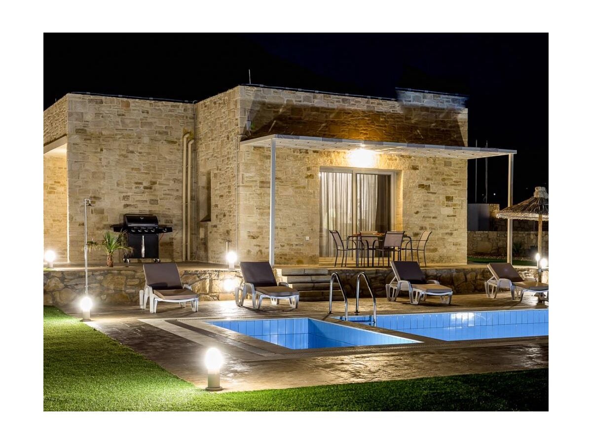 Villa und Pool bei Nacht