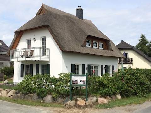 Ferienwohnung Reetdachhaus am Bodden Wohnung EG
