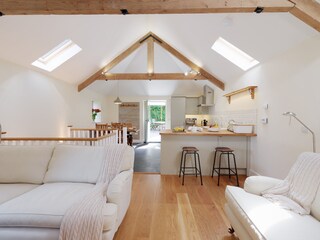 Frühstücksbar und Tür in den Garten