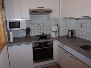 E-Herd, Spülmaschine, Mikrowelle usw. vorhanden