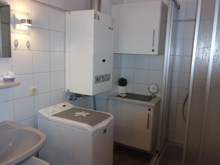 Bad mit Waschmaschine, Dusche