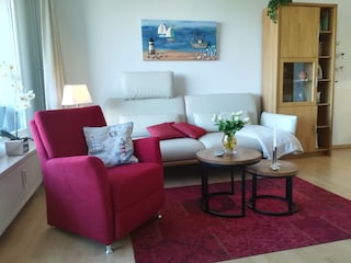Blick auf die komfortable Sitzecke mit Ledersofa
