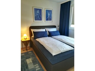 Schlafzimmer mit Polsterbett ( Kopfteil verstellbar )