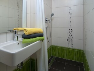 Kinderdusche mit getrenntem WC