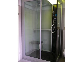 Dampfsauna mit Farblichttherapie und Musik