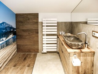 Moderne Walk-In Dusche mit Alpenpanorama