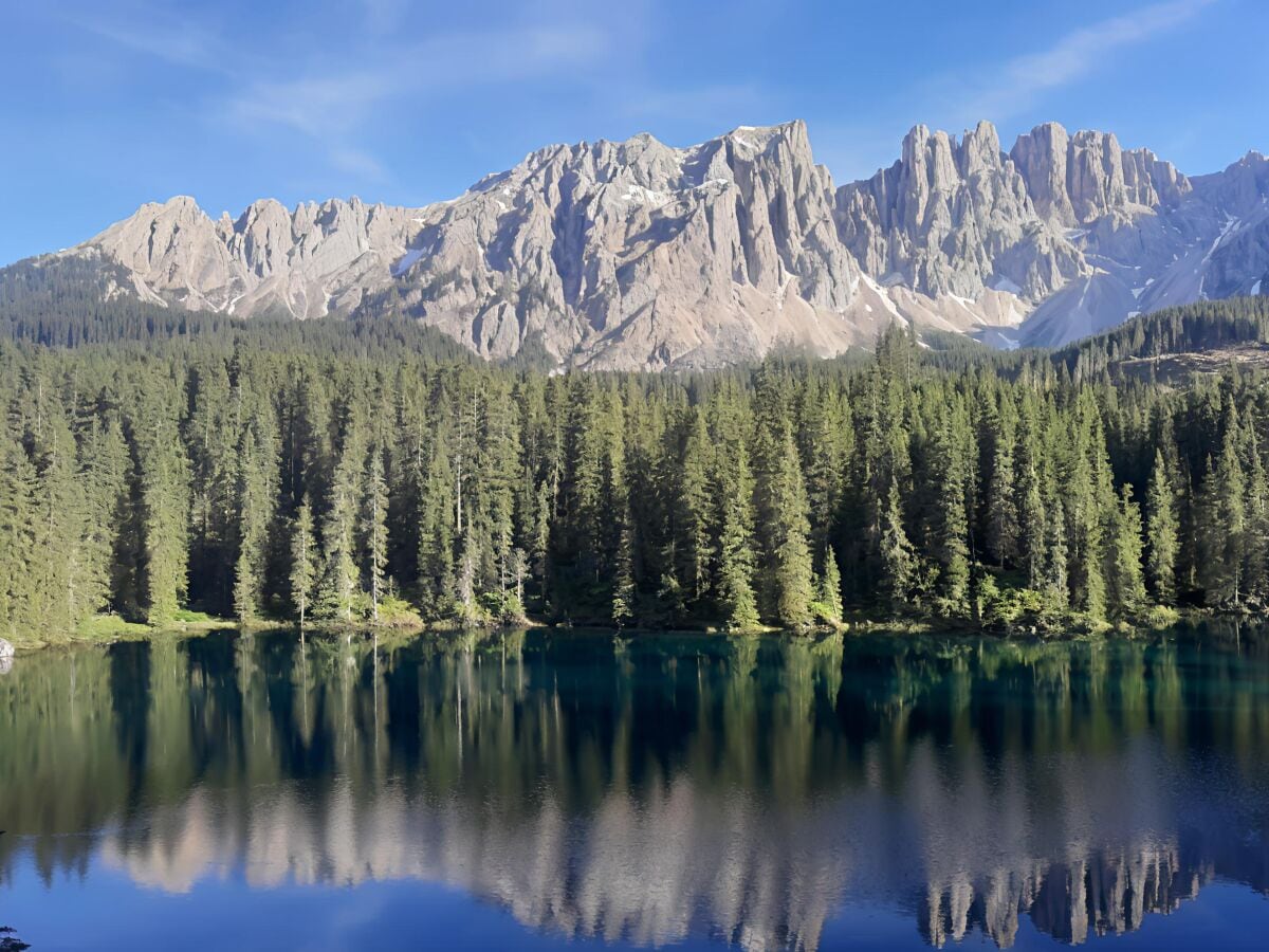 Karersee mit Latemar im Hintergrund - Dolomiten