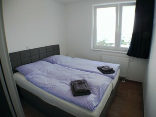 Schlafzimmer mit gemütlichem Boxspringbett....