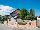 Hausansicht mit Blick zur gr.Ferienwohnung