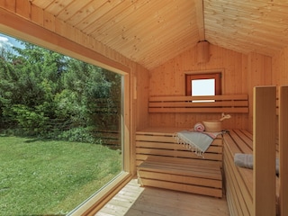 Aussensauna mit Blick in den Garten