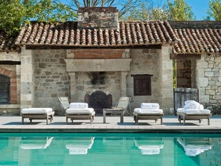 Schloss Bourg-de-Visa Außenaufnahme 10