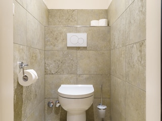 separates WC