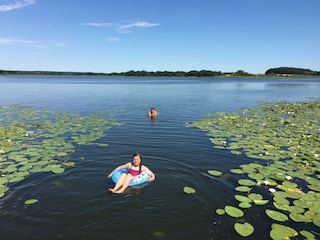 der See lädt ein zum Baden
