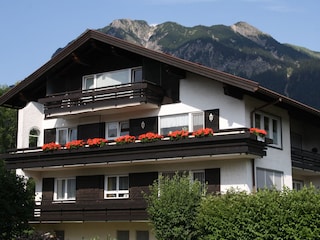 großer Blumenbalkon, 1. OG