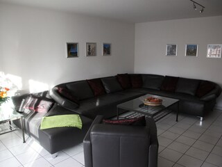 Wohnzimmer mit Ledersofa