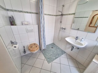 Badezimmer mit ebenerdiger Dusche