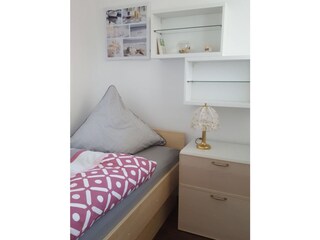 Separates Schlafzimmer mit Außenfenster