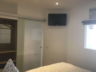 ...sowie Fernseher und Blick zum Außenfenster